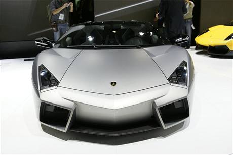 Jeden z model aut Lamborghini. Rutí zbohatlíci na autech nemusí etit (ilustraní foto)