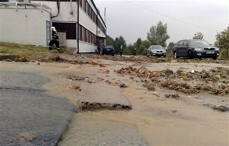 Voda z prasklho potrub zaplavila dv ulice na prask Ruzyni (17. z 2009)