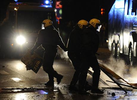 Extremist hzeli kameny, lahve, dlbuchy i dmovnice a podpalovali popelnice.