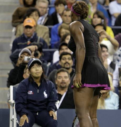 Serena Williamsová kií na lajnovou rozhodí