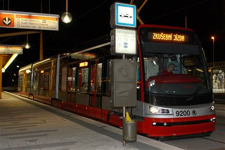 Nov tramvaj pro Prahu voz 20 tun kolej