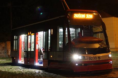 Nová tramvaj pro Prahu vozí 20 tun kolejí