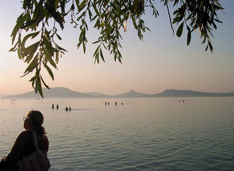 Maarsko. Balaton. Pohled z ple ve Balatonfenyves ukazuje, jak lenit je severn pobe. Nikdo pi pohledu na kopeky nepochybuje o tom, e tam kdysi dvno chrlily sloupy dmu a ohn sopky.