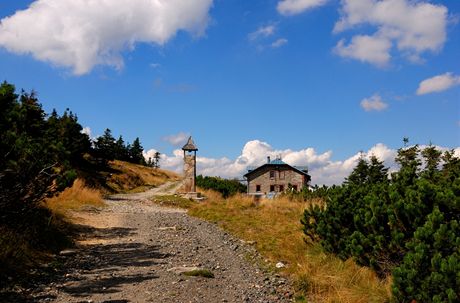 Jeseníky - turistická chata a zvonice na eráku