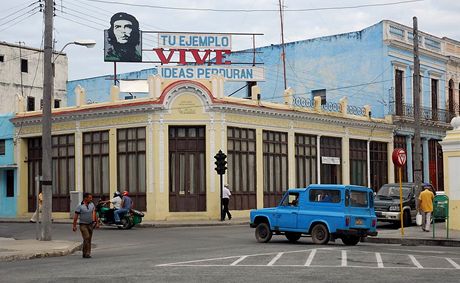 Kuba na kole. Podobizny Che Guevary jsou vude - nmst v Cienfuegos