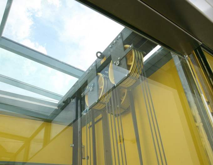 Detail, který potěší - žlutá barva kol výtahu ladí s barvou výmalby