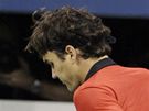 Roger Federer zahrává úder mezi nohama