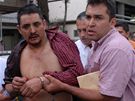 Mexití policisté odvádjí mue podezelého ze stelby v metru mexické metropole. Stelec tam zabil dva lidi. (18. záí 2009)