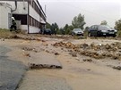 Voda z prasklého potrubí zaplavila dv ulice na praské Ruzyni (17. záí 2009)