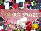 Patrick Swayze zemel, jeho hollywoodská hvzda je zasypána kvtinami 
