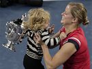 Kim Clijstersová se raduje ze svého triumfu na US Open spolen s dcerkou Jadou.