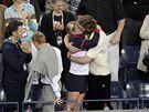 Kim Clijstersová se raduje ze svého triumfu na US Open spolen s  manelem Brianem Lynchem.