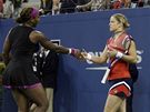 Serena Williamsová (vlevo) a blahopeje Kim Clijstersové