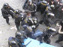 Zsah policist pi rozhnn pznivc squattingu. Policist pouili obuky a pyrotechniku.