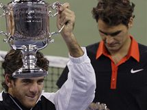 Vtzn Juan Martin Del Potro (vlevo), poraen Roger Federer. US Open 2009