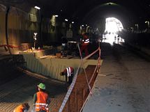 Dlnci raz Krlovopolsk tunely v Brn u skoro dva roky, v z 2009 stavbu na jeden den oteveli pro veejnost 