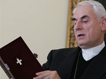 Brnnsk biskup Vojtch Cikrle pedstavuje jeden z dar pro Benedikta XVI.