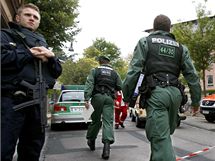 Nmet policist u gymnzia v Ansbachu, kde tonk zranil nkolik student. (17. z 2009)