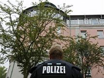 Nmeck policista u gymnzia v Ansbachu, kde tonk zranil nkolik student. (17. z 2009)