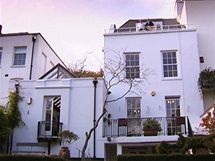 Dm se sten terasou koupil ped dvaceti lety majitel za 120 tisc liber, v roce 2006 jej nabzel za 2,5 milionu, na 1 milion z toho byl ocenn vhled na Londn 