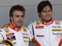 Fernando Alonso (vlevo) a Nelson Piquet 