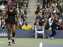 Serena Williamsov (vlevo) a rov rozhod mc smrem k umpiru