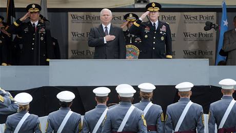 Americký ministr obrany Robert Gates ve West Point Academy.