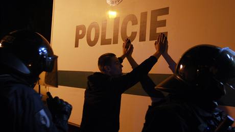 Policie v sobotu zadrela asi 70 sympatizant squattingu. (12. záí 2009)