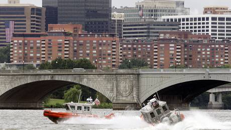 Americká pobení hlídka na ece Potomac (11.9.2009)