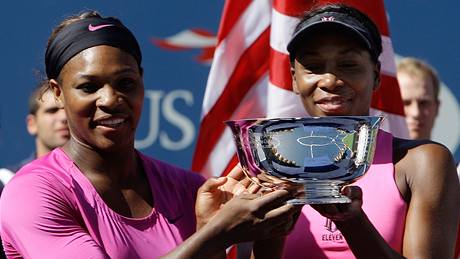 Serena (vlevo) a Venus Williamsovy, vítzky tyhry na US Open 2009