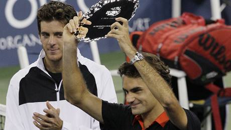 POPRVÉ PORAEN. Roger Federer (vpravo) poprvé s cenou pro poraeného finalistu US Open