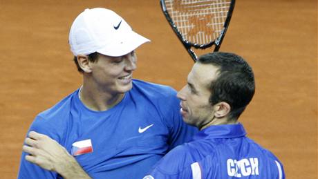 Tom Berdych (vlevo) a Radek tpnek se raduj z postupu do finle Davisova pohru