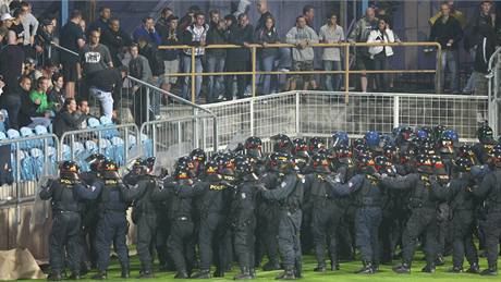 Policie musela zasáhnout na stadionu v Opav kvli výtrnostem chuligán pi zápase domácích s Baníkem Ostrava