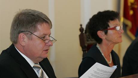Krajský radní Milan Venclík z ODS koní ve funkci (vlevo)