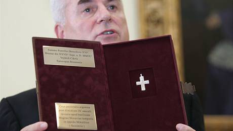 Brnnský biskup Vojtch Cikrle pedstavuje jeden z dar pro Benedikta XVI.