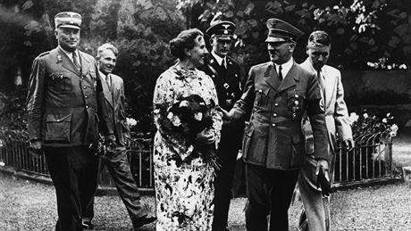 Adolf Hitler a Winifred Wagnerova v zahrad její vily ve Wahnfriedu roku 1937