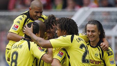 Fotbalisté Dortmundu se radují z gólu