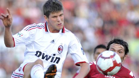 AC Milán - Livorno: útoník Klaas-Jan Huntelaar (vlevo) a Cristian Raimondi