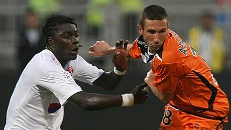 Lyon - Lorient: domácí Bafetimbi Gomis (vlevo) bojuje o mí s Marganem Amalfitanem 