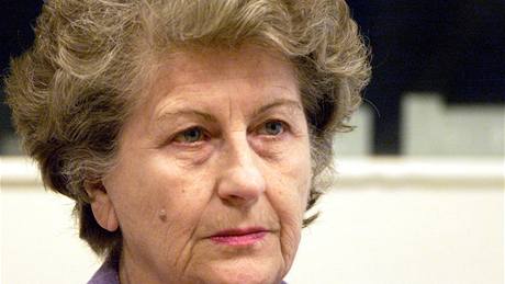 Biljana Plaviová ped soudem v Haagu v roce 2001