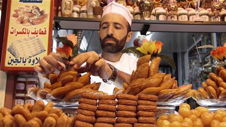 Obchody v arabském svt jsou ped koncem ramadánu nabité rznými sladkostmi a lahdkami. Snímek je ze Sýrie.