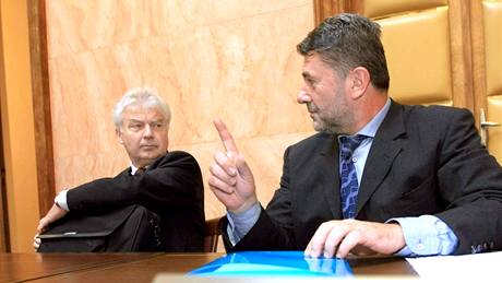 Poslanec Milo Melák se svým obhájcem Janem Kalvodou u Ústavního soudu v Brn. (10. záí 2009)