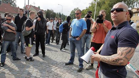 Píznivci krajní pravice se seli u brnnské vznice a uspoádali protest proti zatení svých kamarád.