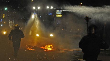 V bitvu se zmnil zprvu pokojný protest proti pochodu krajn pravicové Národn demokratické strany Nmecka.