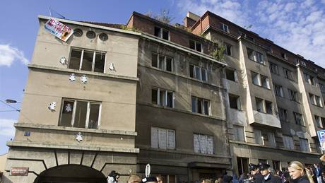 Opuštěný dům na rohu ulice Apolinářská a Na Slupi, který v sobotu obsadili squatteři.