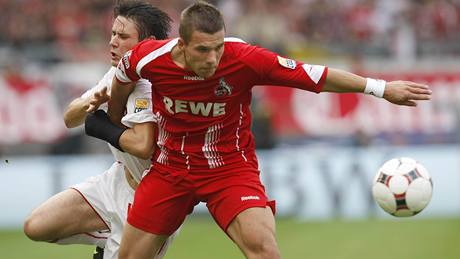 VfB Stuttgart - Köln; Traesch (vlevo) zastavuje Podolskiho