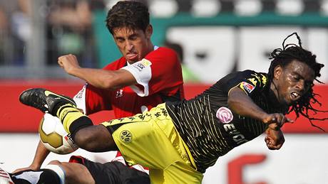 Hannover - Dortmund: Karim Haggui (vlevo) a Tinga