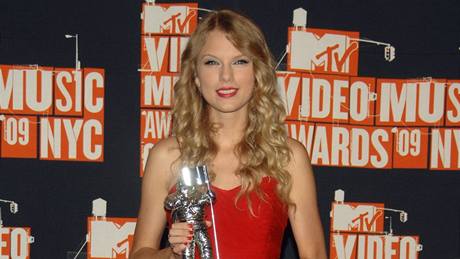 Skandál na MTV Awards: Kanye West se petahuje o mikrofon s Taylor Swiftovou