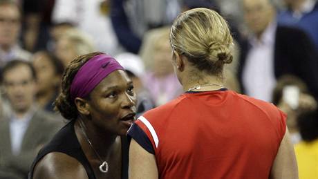Americká tenistka Serena Williamsová (vlevo) gratuluje belgické soupece Kim Clijstersové k postupu do finále grandslamového US Open.