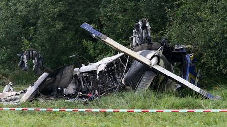 Poblí Sobíova na Havlíkobrodsku spadlo malé motorové letadlo. (12. záí 2009)